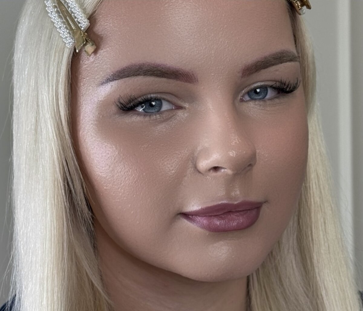 Pigmentierte Augenbrauen und Lippen nach einem Permanent Make-up bei Verèa Aesthetics
